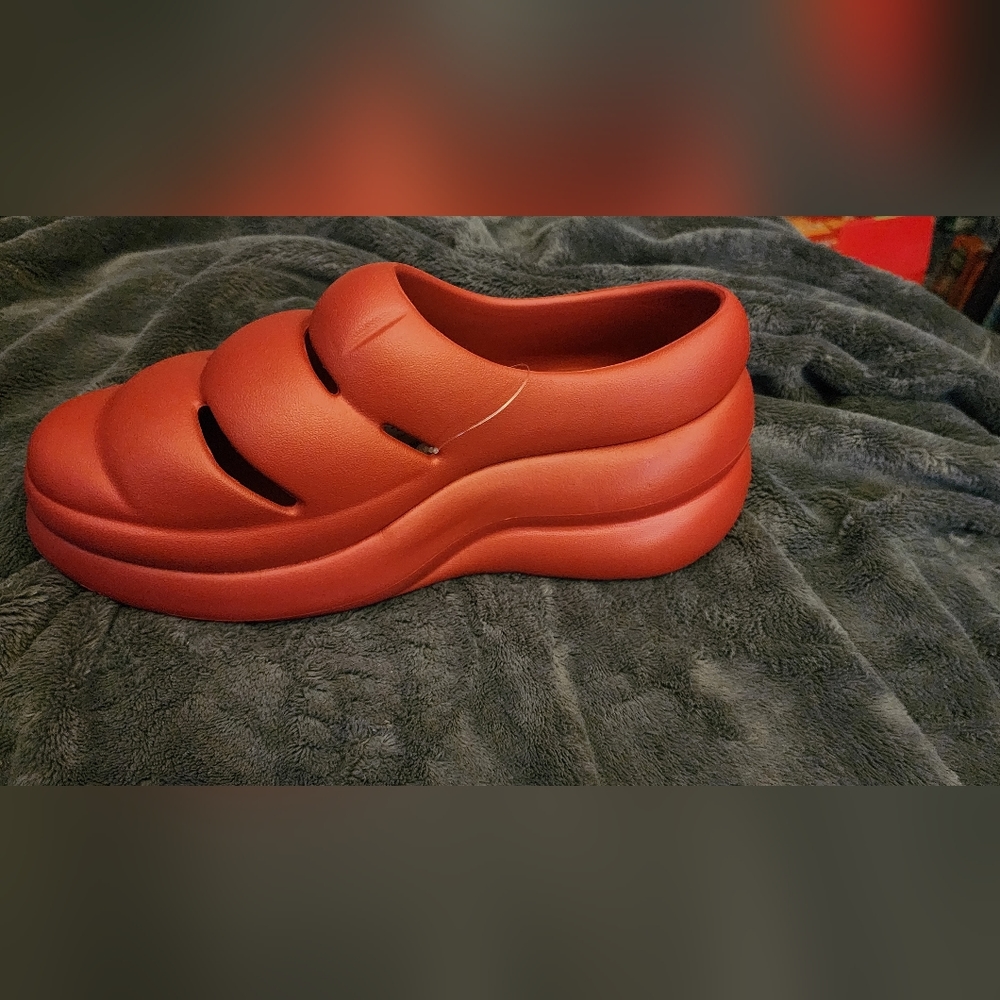 Brand new Ugg foam runners wear all year round never worn